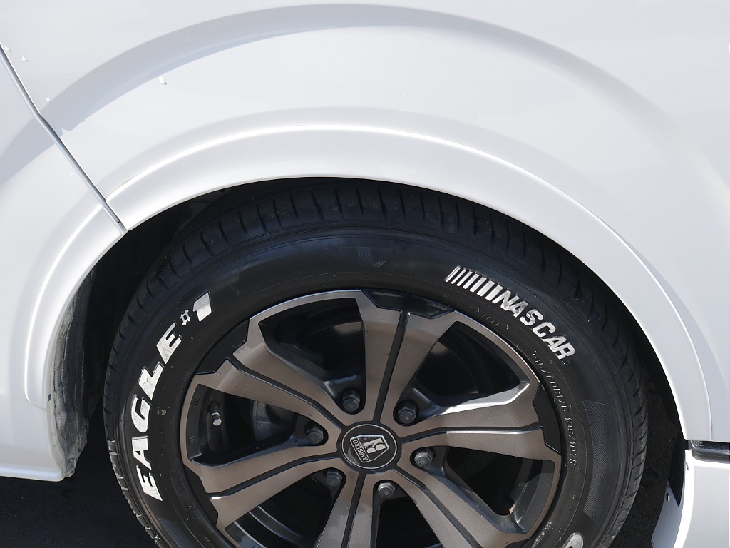 デルフィーノライン　オーバーフェンダー装着済み！！ローダウンの視覚効果もあり飛び石などから車体を守ってくれます♪