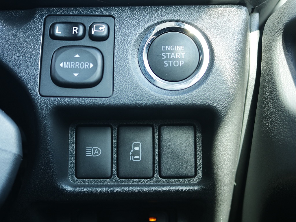 プッシュスタート・ETC・ステアリングスイッチなど運転するうえで役立つ装備が充実しております♪