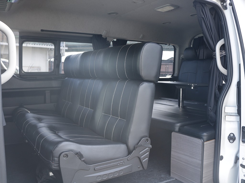 豪華なセカンドシートで広々３人乗れます！！テーブルやベット空間などが付いた内装架装！！