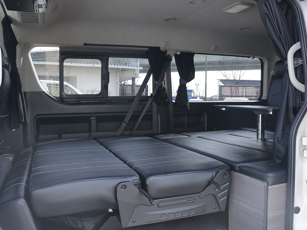 ２列目をフラットにすると大人でも余裕があるベット空間を作り出すこともできます♪