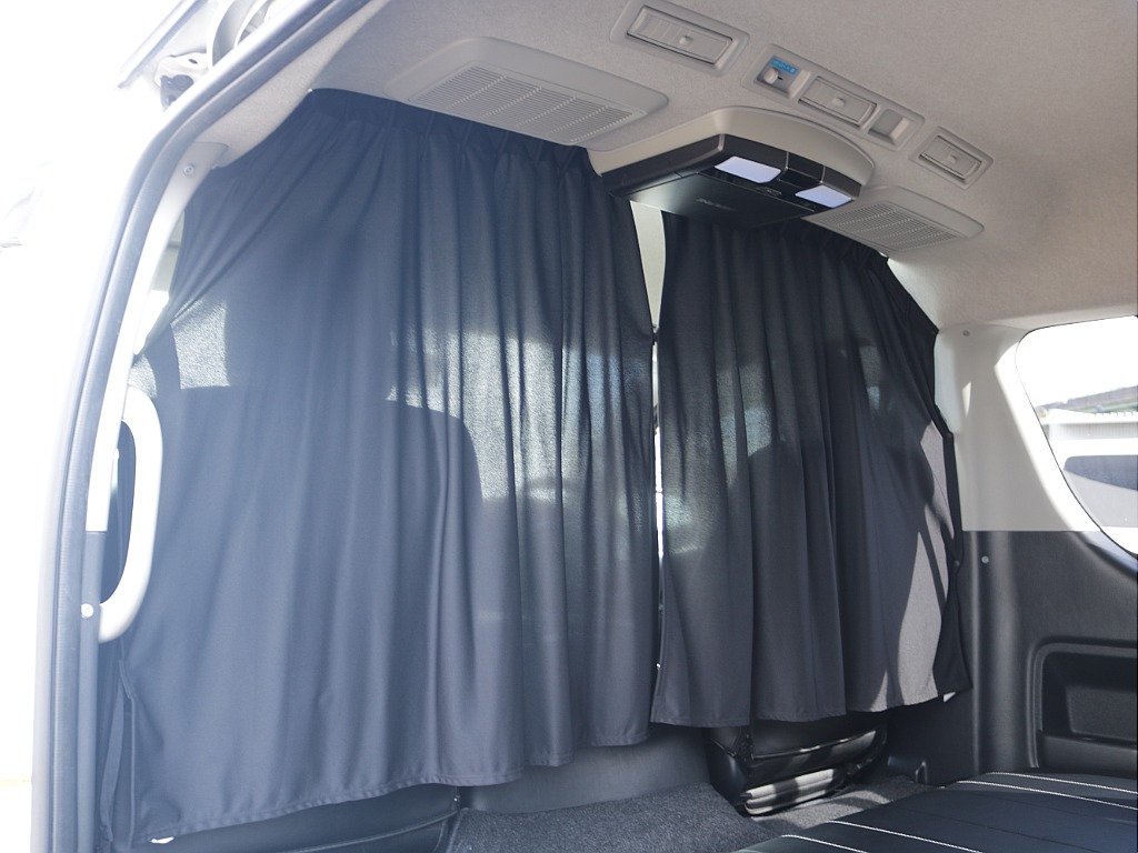 リア５面などにはカーテンも付いておりますので車中泊の際プライベート空間も作り出せます！！