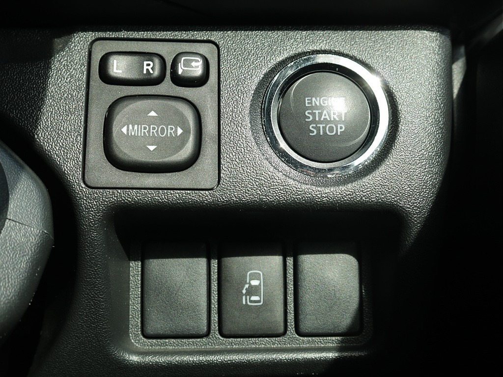 プッシュスタートなど運転する際役立つ装備が充実しております！！