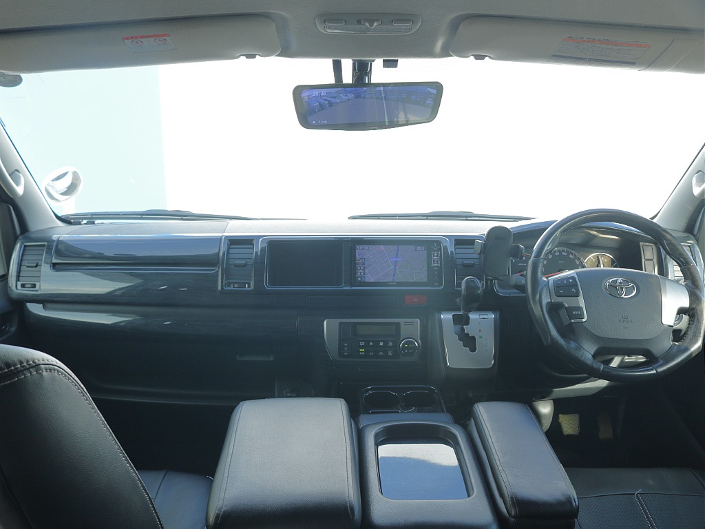 運転席・助手席はワイド幅ならではの広々空間！！長距離ドライブでも快適性ばっちり♪