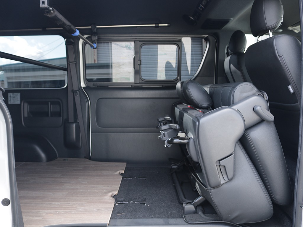 セカンドシートを折りたためば広々としたベットキットに早変わり！！位置を変えたり前に倒すこともできるようになっております！