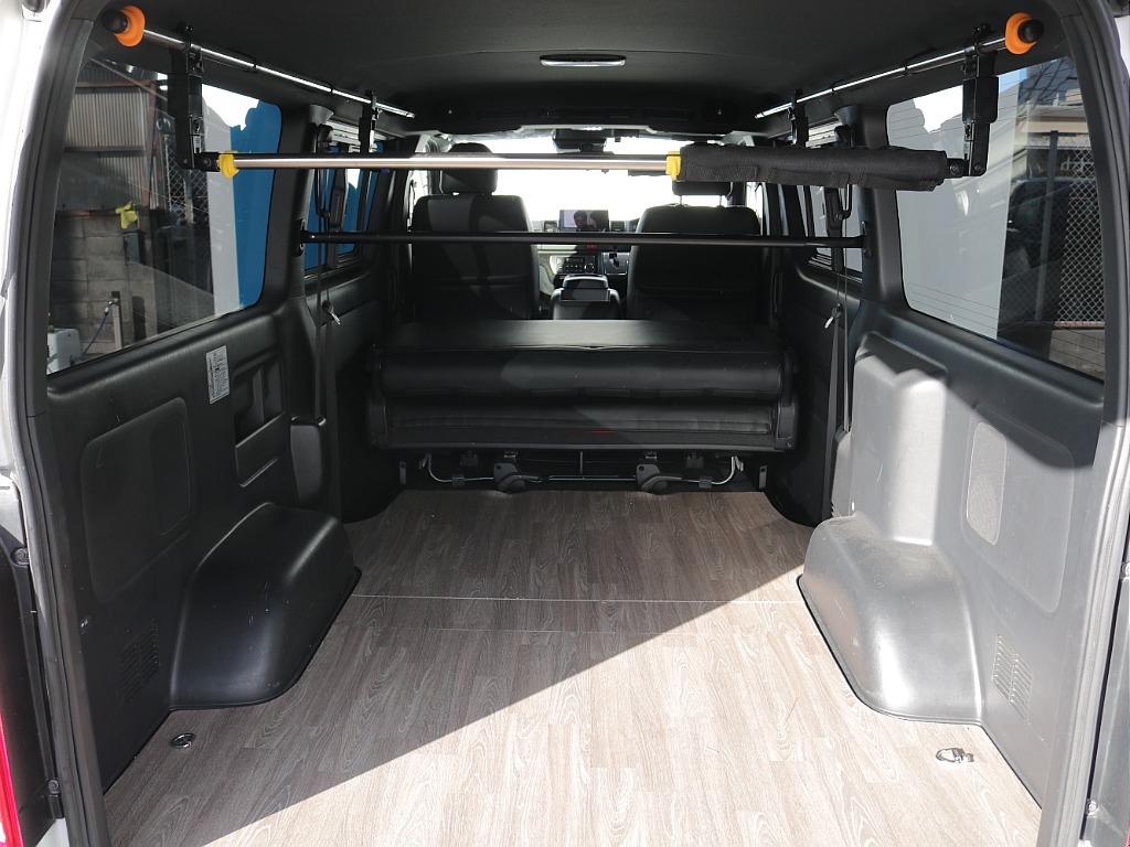 サイドバーや床板パネルなども装着されておりますので荷物なども楽々載せられて車内にかけることも可能になっております♪