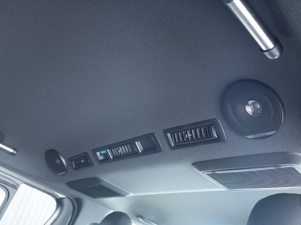 ルーフスピーカーなども装着済みです！！後ろの方たちの快適性なども確保されております♪