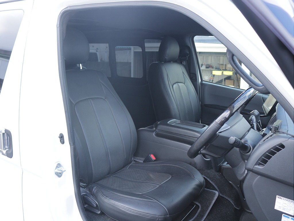CLAZZIOシートカバー装着済み！！内装もブラックカラーで統一されかっこよさアップ♪