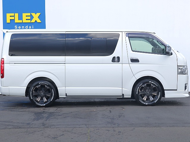 運転中や車中泊の際などの換気に役立つ小窓が両サイドについております！！