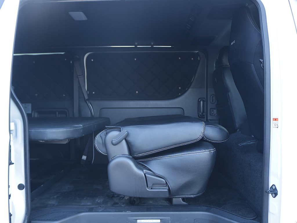 セカンドシートを折りたためば広々としたベットキットに早変わり！！位置を変えたり前に倒すこともできるようになっております！