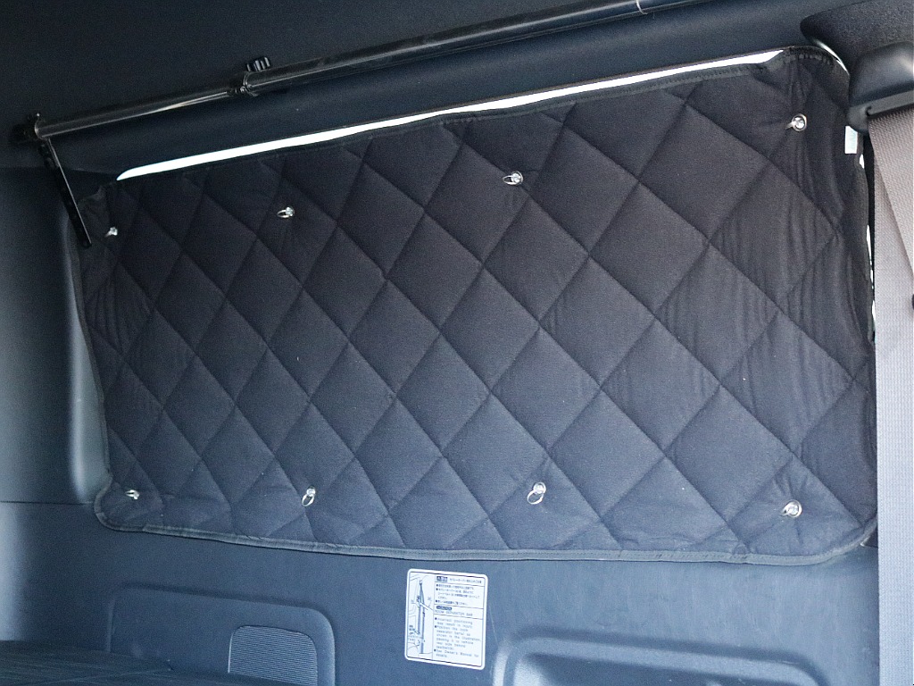 遮光パットも装着しておりますので車中泊の際などプライベート空間を作り出すことも可能です♪