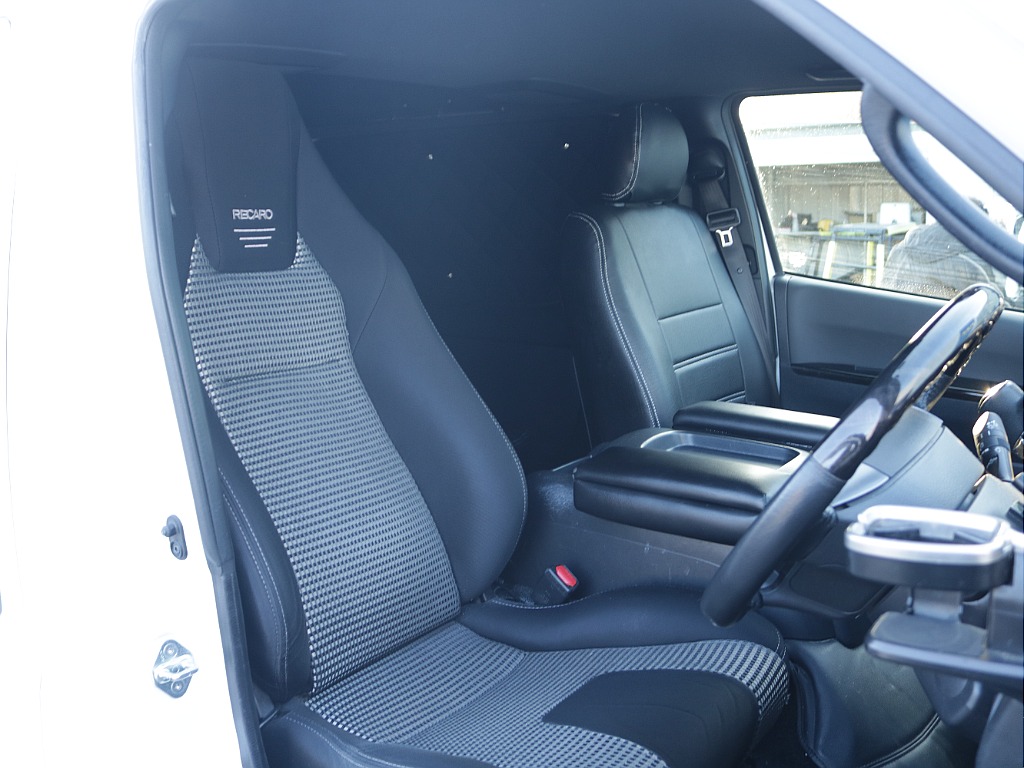 運転席はレカロシート助手席はオリジナルシートカバー装着済み！！