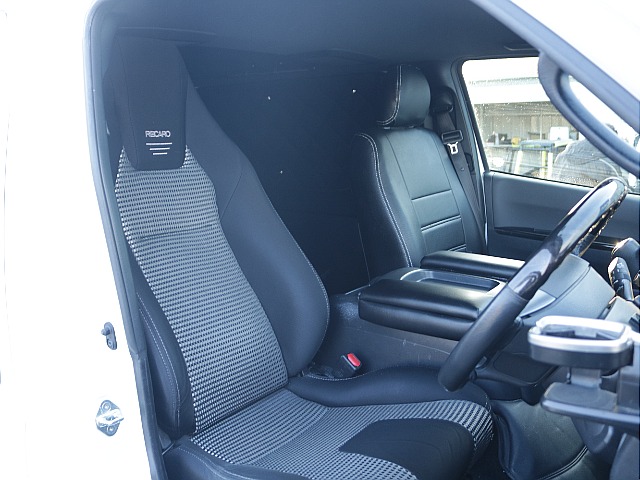 運転席はレカロシート助手席はオリジナルシートカバー装着済み！！