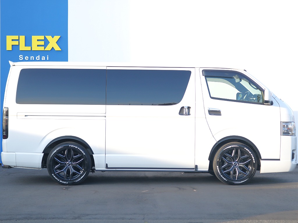 大変便利な両側パワースライドドア付き！！乗り降りや荷物の出し入れなど楽々できちゃいます♪