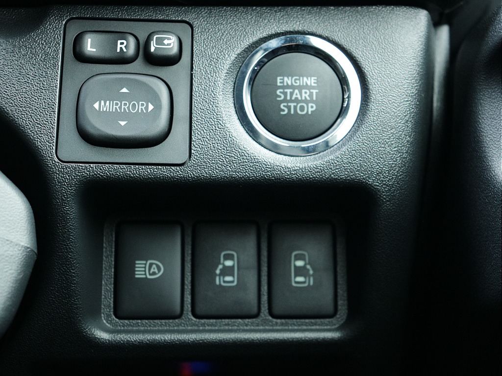 プッシュスタートなど運転する際役立つ装備が充実しております♪