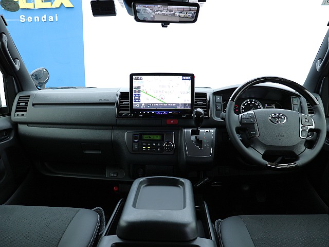 内装もダークプライム専用になっております！運転席周りが高級感もありかっこよく仕上がっております♪