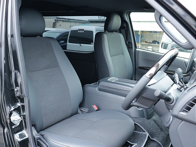 シートもダークプライム専用のハーフレザーシートになっております！！シートコンディションもグッドです♪