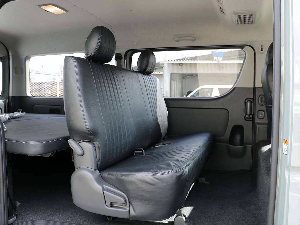 セカンドシートにもクラシックシートカバー装備済みです！！汚れや劣化などの緩和にもなりお手入れも楽々できるようになります！！