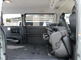 セカンドシートを折りたためば広々としたベットキットに早変わり！！位置を変えたり前に倒すこともできるようになっております！