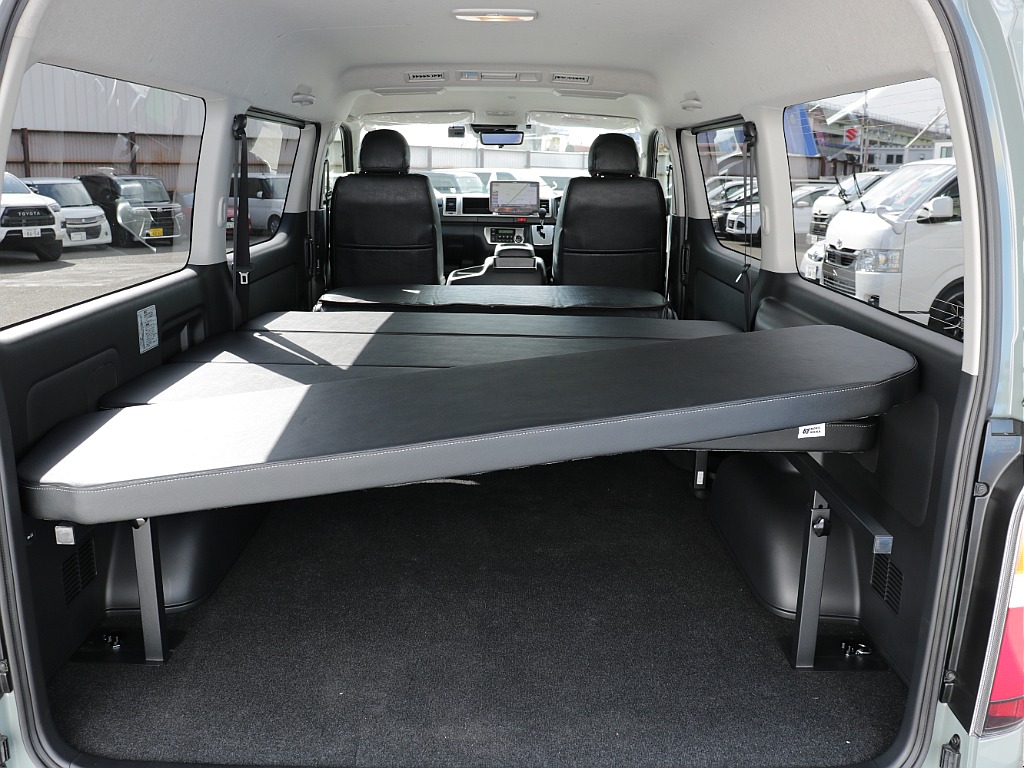 タイプⅡベットキットが搭載！！ワイドならではの広々空間で車中泊やアウトドアにお使いいただけます！！