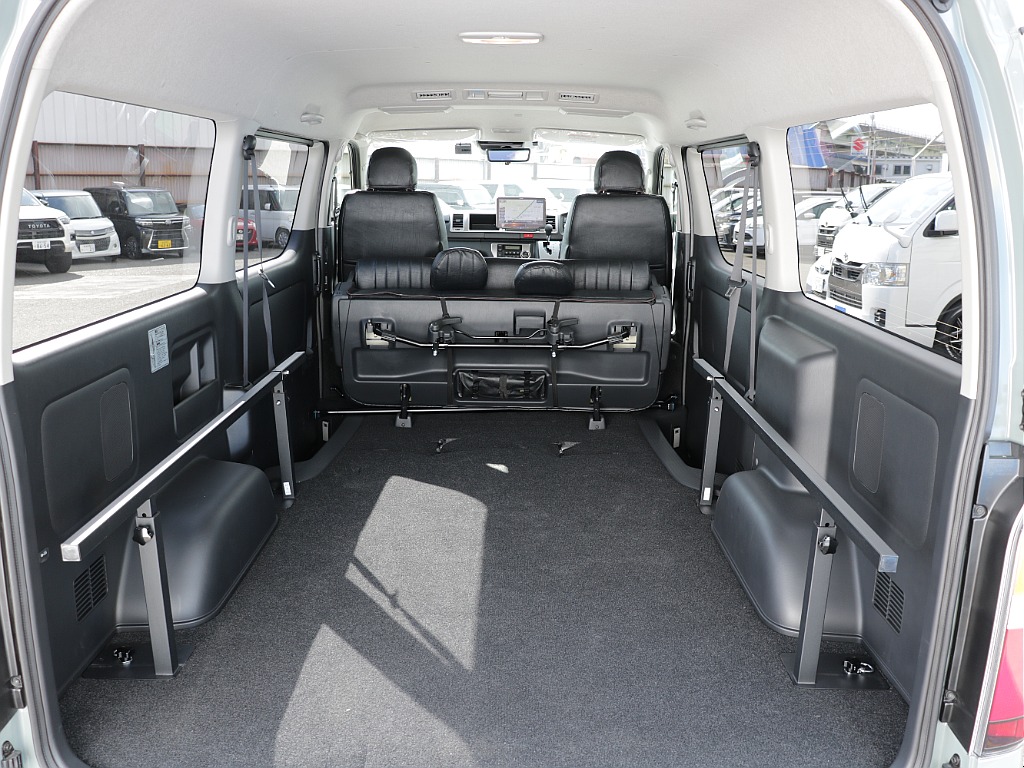 ベットは取り外しもできるので大きい荷物でも楽々載せられるラゲッチスペースも作り出せちゃいます♪