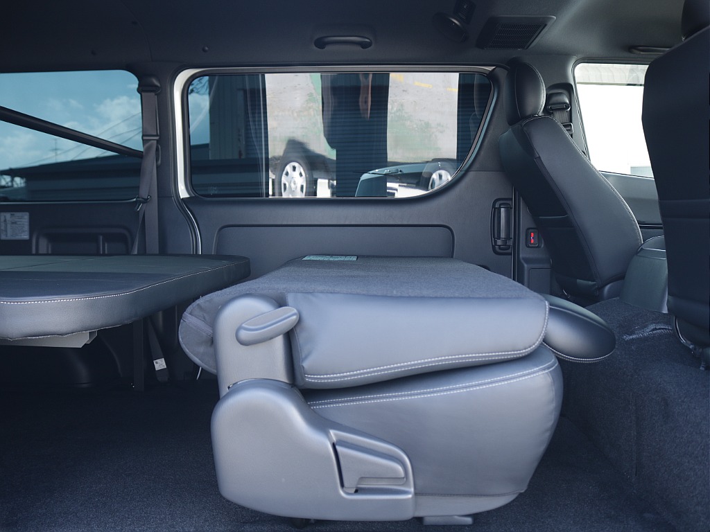 セカンドシートを折りたためば、このようにフラットな空間も作れてベットの使用空間が広がります♪