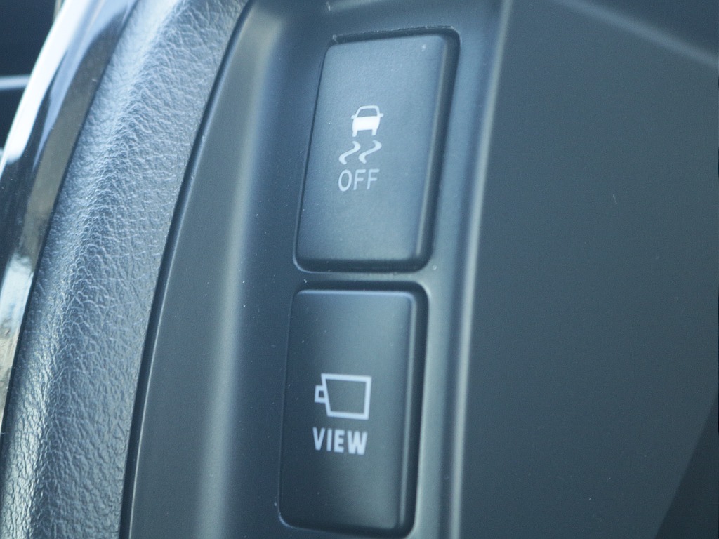 パノラミックビューモニターやプッシュスタートなど運転の際役立つ装備が充実しております♪