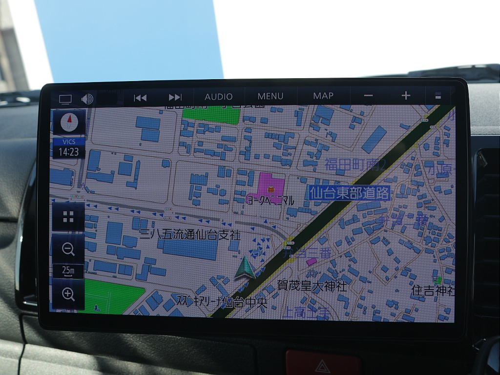 ストラーダ　10インチナビ装着済み！！CD、DVDも見れて見れる角度も変えられちゃいます♪