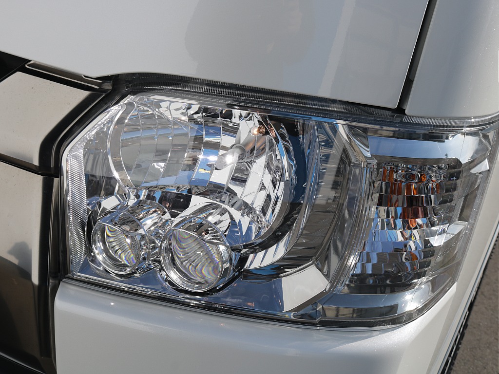 LEDヘッドライトなので夜間走行でも安心して運転していただけます！！さらにグリルもダークプライムS専用になっております！！