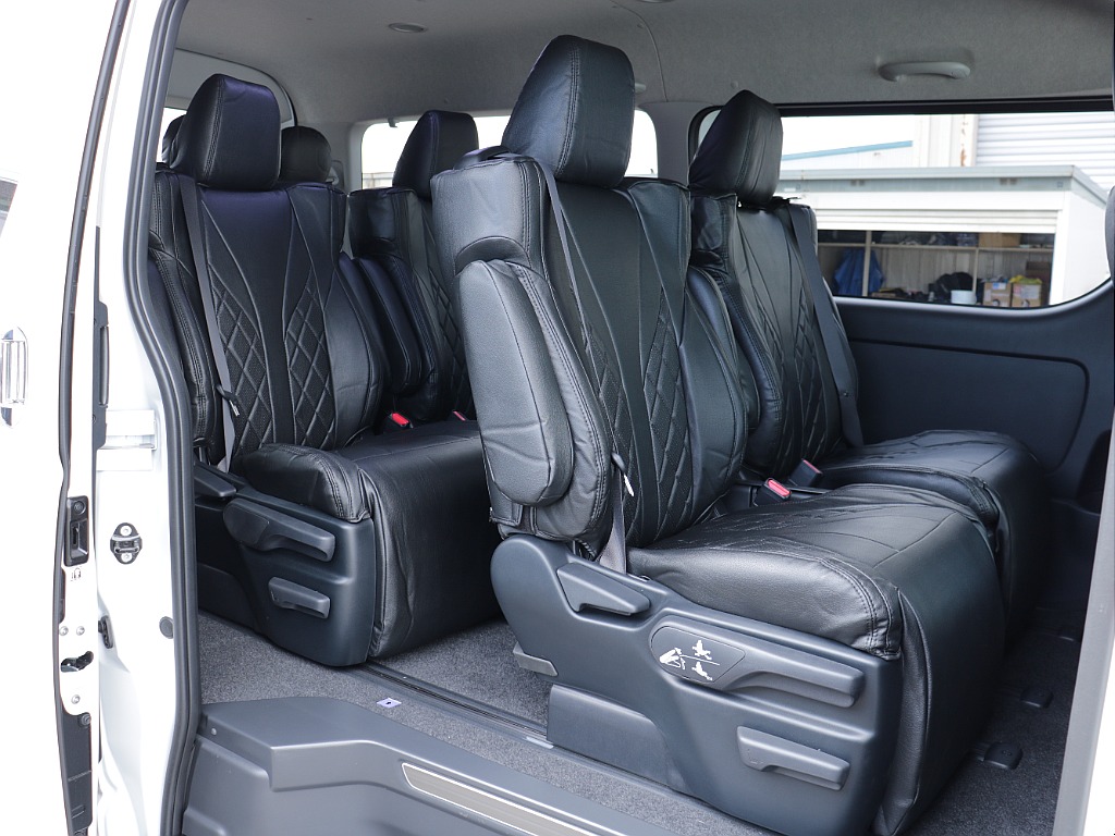 2列目以降もシートカバー装着済み！！後部座席は高級感あるキャプテンシートが装備されております♪
