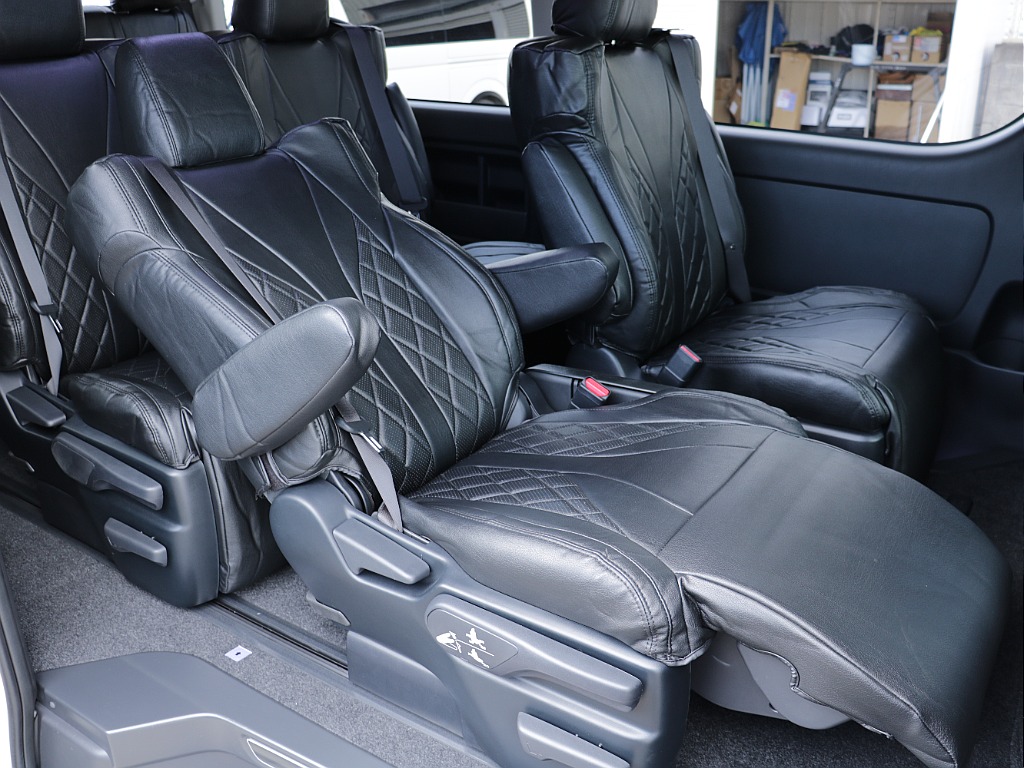 後部座席は広々とした空間！！2,3列目にはフットレストが付いており足を広々伸のばしてお座りいただけます！！