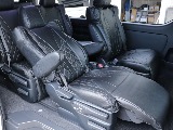 後部座席は広々とした空間！！2,3列目にはフットレストが付いており足を広々伸のばしてお座りいただけます！！