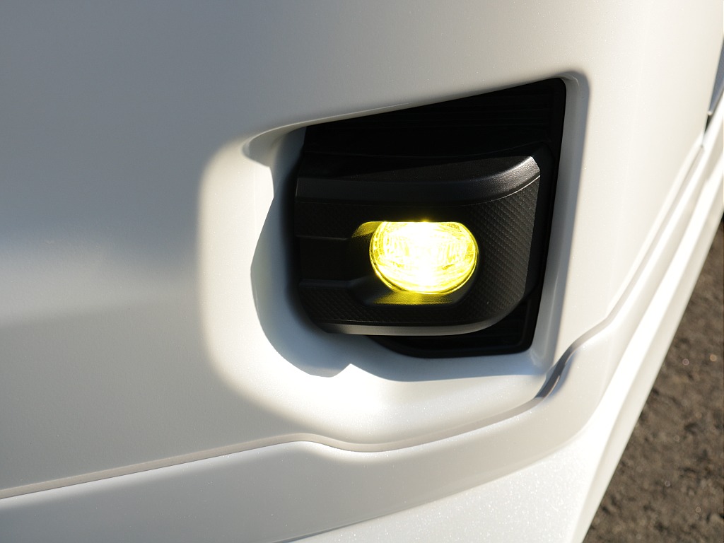 LEDの切り替えフォグランプやナンバー灯・ポジション球など細かいところのカスタムもされております♪