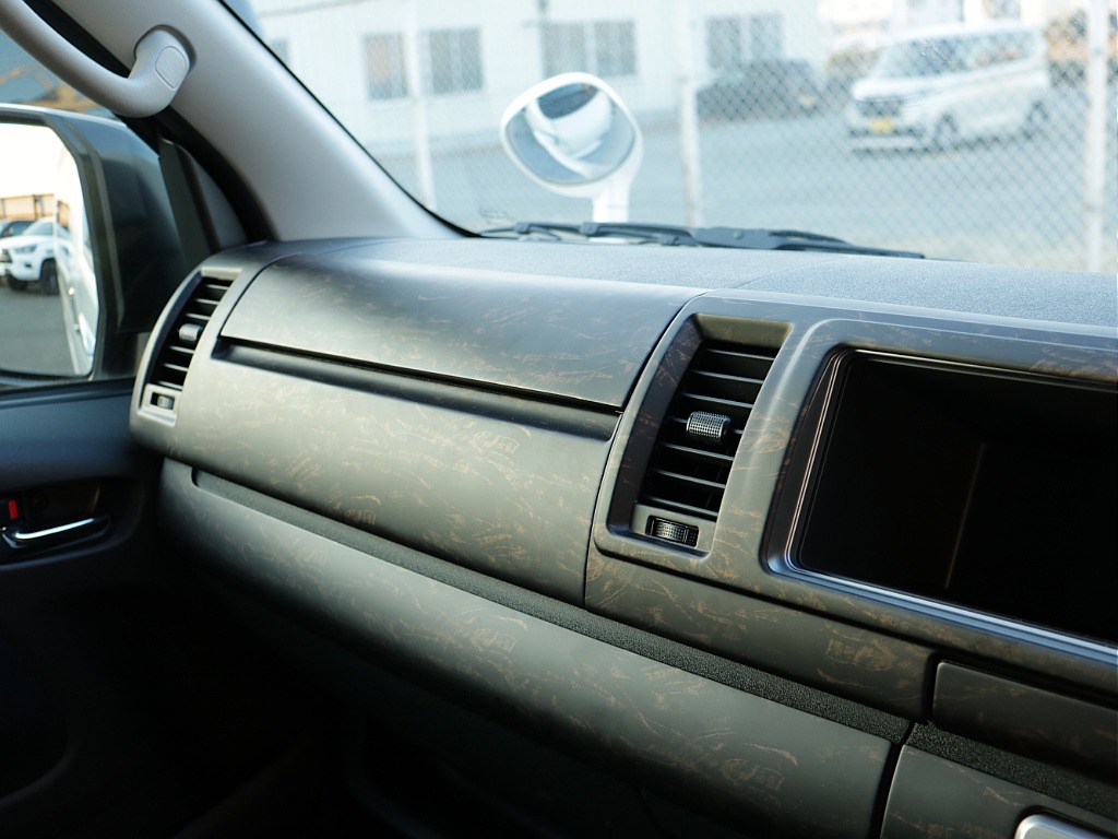 艶消しマホガニー黒木目インテリアパネルセット装着済み！！ステアリング・シフトノブも変わっております♪