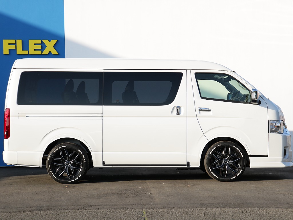 大変便利な両側パワースライドドア付き！！荷物の出し入れや乗り降りも楽々できちゃいますね♪