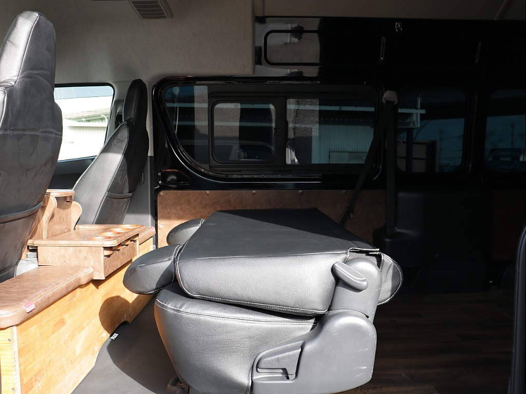 セカンドシートは折りたたむことや前方に倒すこともできるのでシチュエーションに合わせて自由自在！！