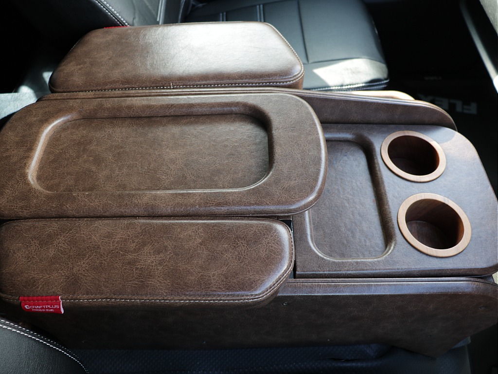 センターコンソールボックスも内装に合わせた色合いで相性ばっちり♪