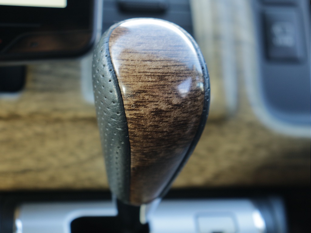 ステアリング・シフトノブ・ナビ周りなど黄木目になっております♪