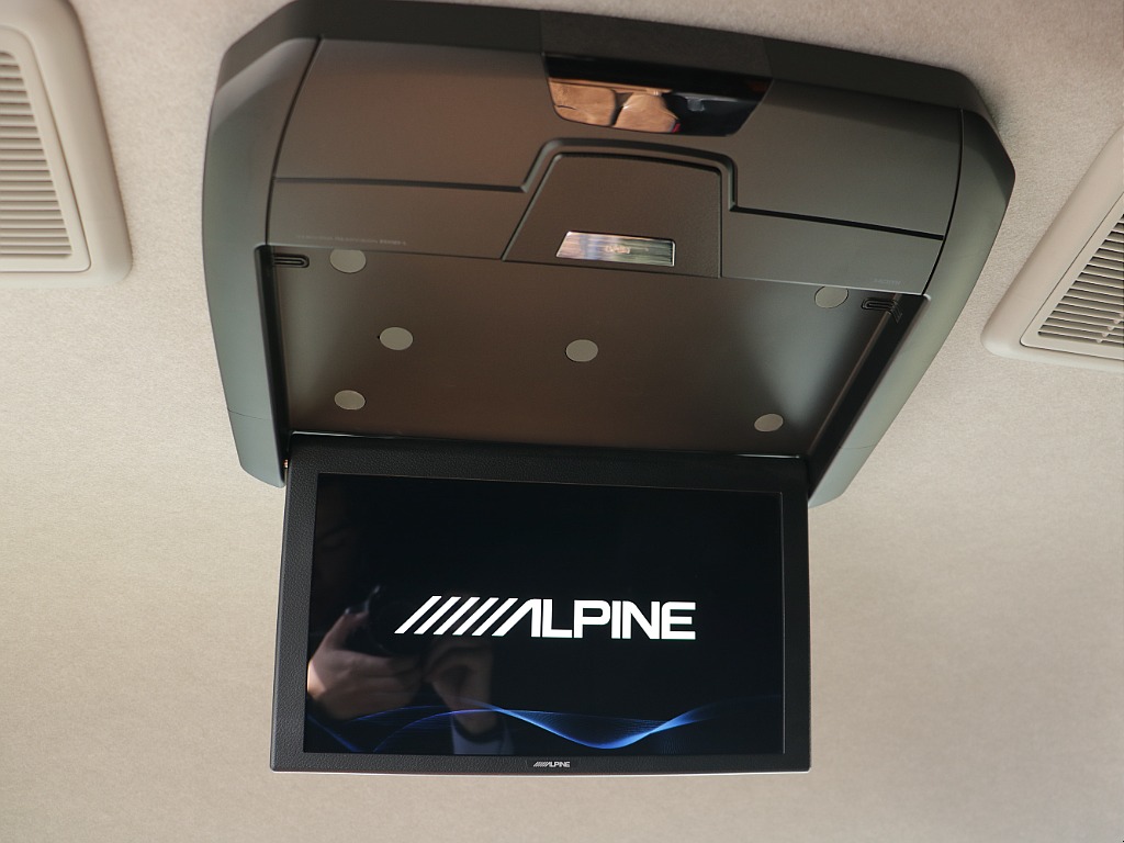 アルパインのフリップダウンモニターも装着されております！！