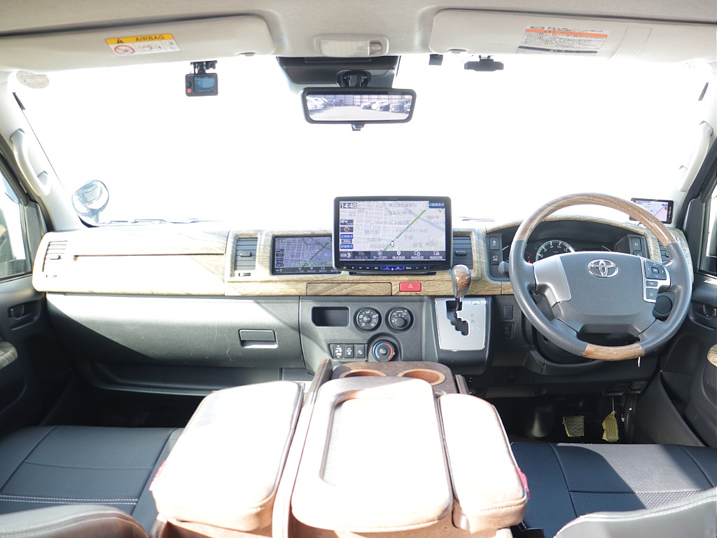 スーパーロングならではの圧迫感がなく上も横も広々空間になっております！！長距離ドライブでも快適性ばっちりですね♪