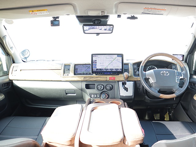 スーパーロングならではの圧迫感がなく上も横も広々空間になっております！！長距離ドライブでも快適性ばっちりですね♪