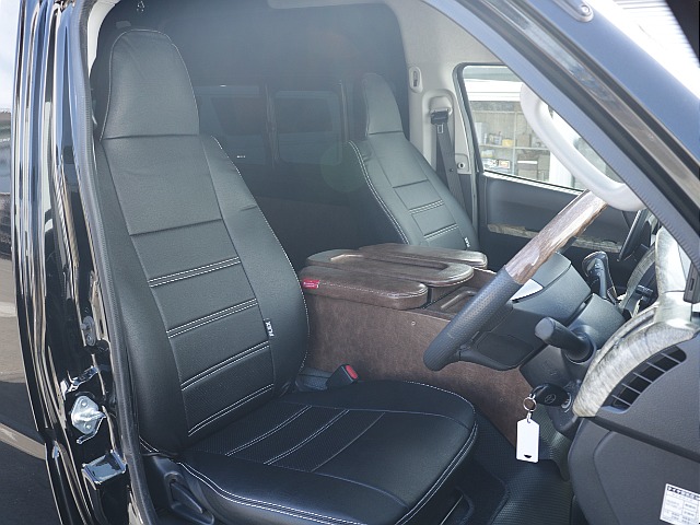 シートカバー付きになっております！！座り心地も良く内装の統一感もバッチリあっております♪