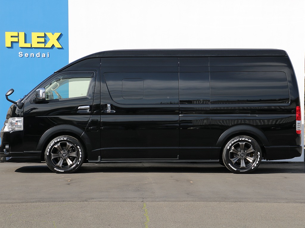 走行中や車中泊の際の換気などに役立つ小窓が両側についております♪