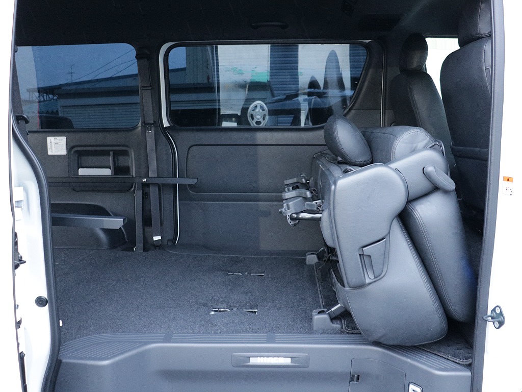 折りたたむことも前に倒すこともできるようになっておりシチュエーションに応じて自由自在にできます！！