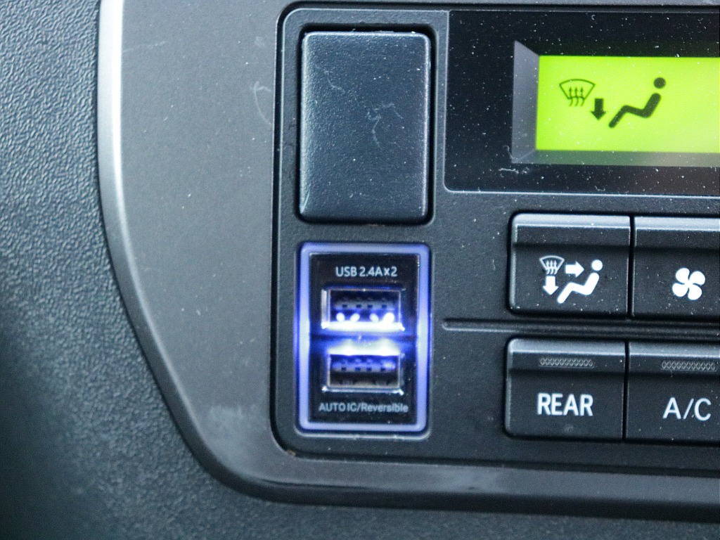 USB充電器も装備しております！！