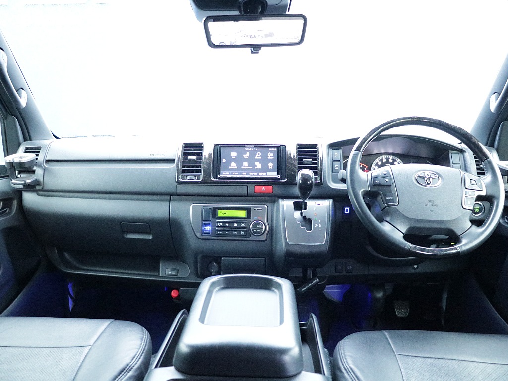 内装もダークプライム専用になっております！運転席周りが高級感もありかっこよく仕上がっております♪