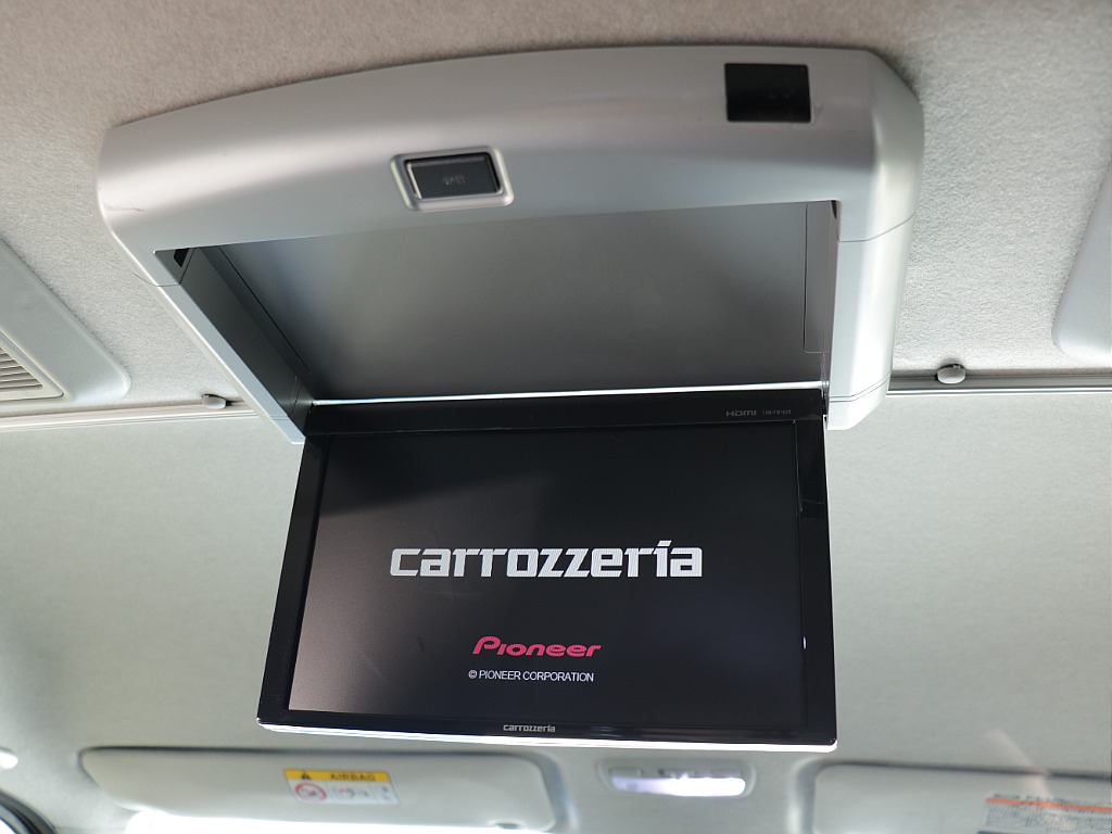 フリップダウンモニターも装着しておりますので後部座席の方の快適性もバッチリ♪