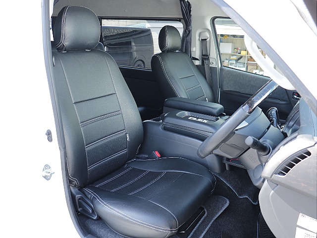 シートカバー装着済み！！内装は黒で統一されかっこいい仕様になっております♪