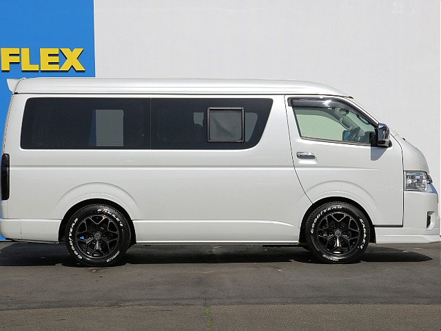 片側パワースライドドアが付いておりますので乗り降りや荷物の出し入れも楽々できちゃいます♪