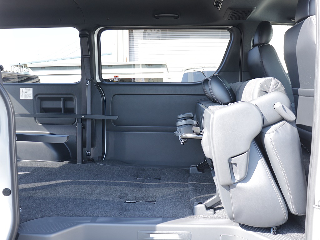 折りたたむことも前に倒すこともできるようになっておりシチュエーションに応じて自由自在にできます！！