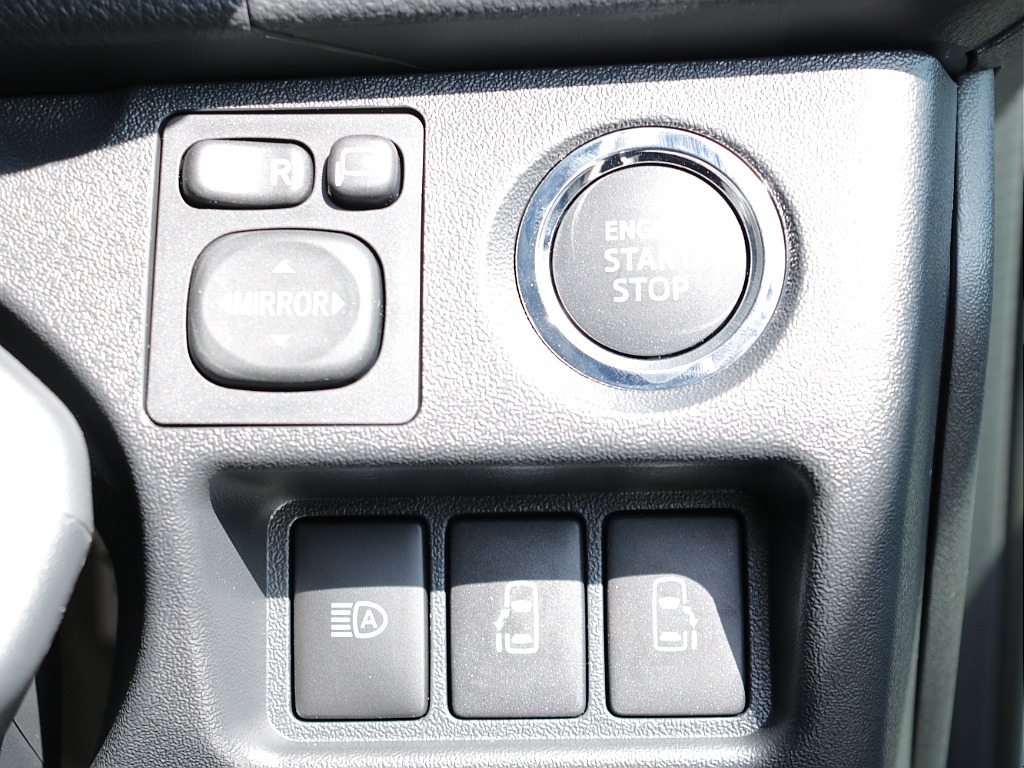 プッシュスタートなど運転する際役立つ装備が充実しております♪